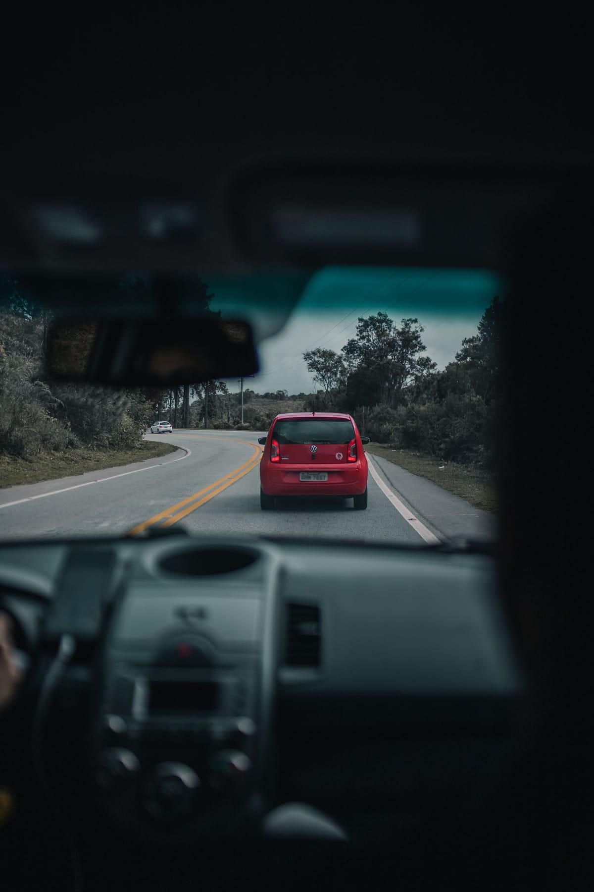 Blick durch die Windschutzscheibe auf die Straße – schnell zum Führerschein