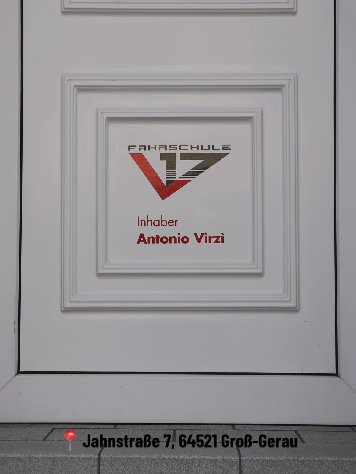 Eingangstür der Fahrschule V17 mit Logo und Inhaber Antonio Virzì in der Jahnstraße 7, Groß-Gerau