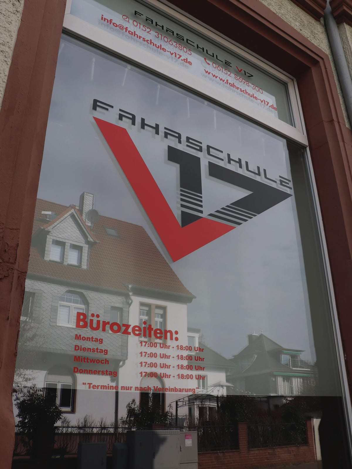 Schaufenster der Fahrschule V17 mit Logo und Bürozeiten in der Jahnstraße 7, Groß-Gerau